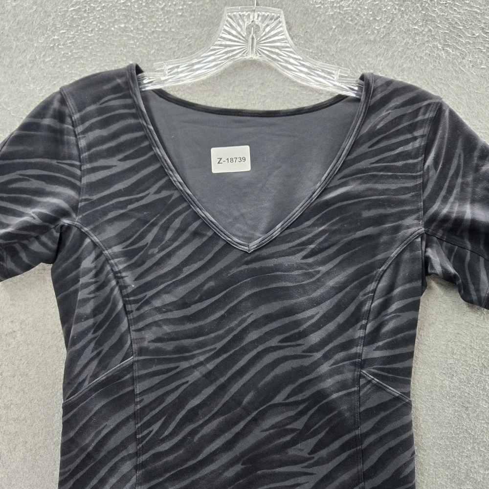 Lululemon Women Shirt 2 Black Nulu Zebra Print Activewear V-Neck Pullover‎ Tee